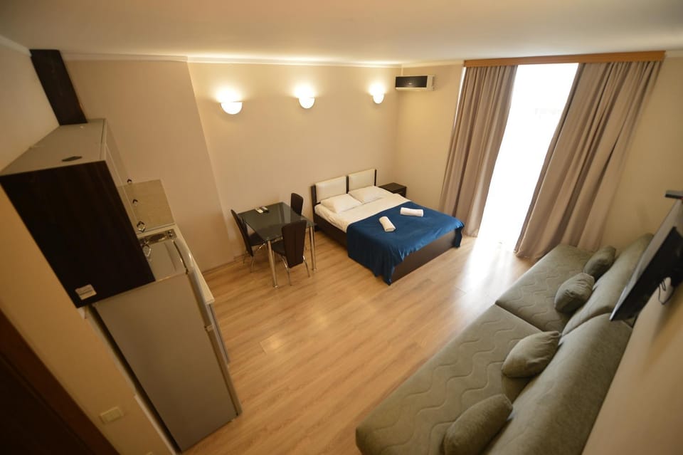 Communal lounge/ TV room, Bed, TV and multimedia, Kitchen or kitchenette, Living room, Photo of the whole room, Seating area, Evening entertainment, Bedroom, air conditioner