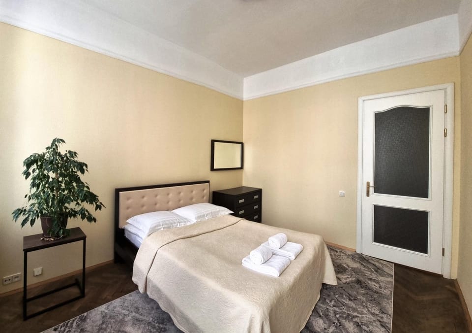 Bed, Bedroom, towels