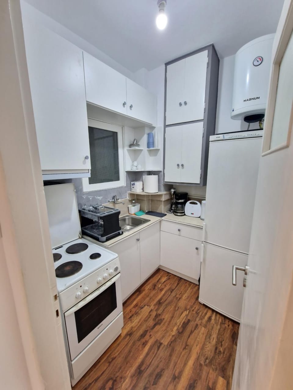 Kitchen or kitchenette, dishwasher, minibar, oven, stove
