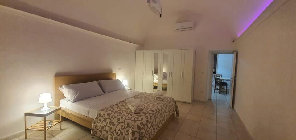 Bed, TV and multimedia, Photo of the whole room, Bedroom, wardrobe, air conditioner