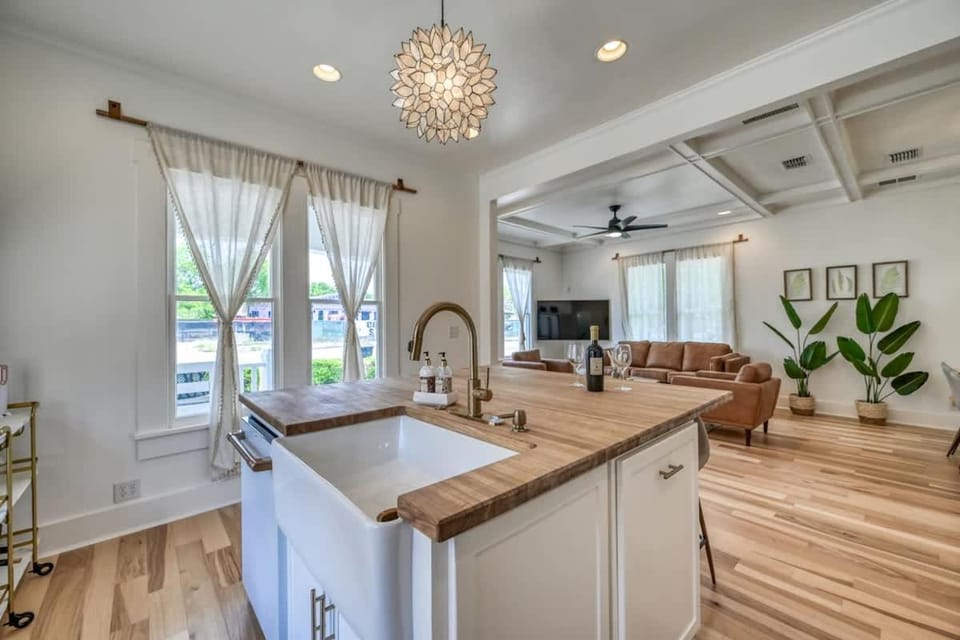 Kitchen or kitchenette, kitchen