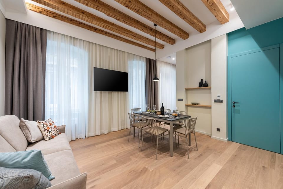 Communal lounge/ TV room, TV and multimedia, Kitchen or kitchenette, Living room, Seating area, Dining area