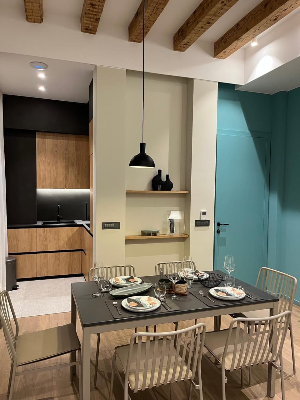 Kitchen or kitchenette, Dining area