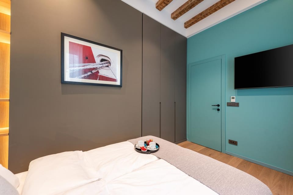 Bed, TV and multimedia, Bedroom