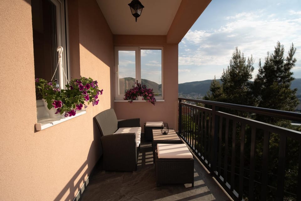 Day, Natural landscape, Balcony/Terrace, Seating area, Mountain view