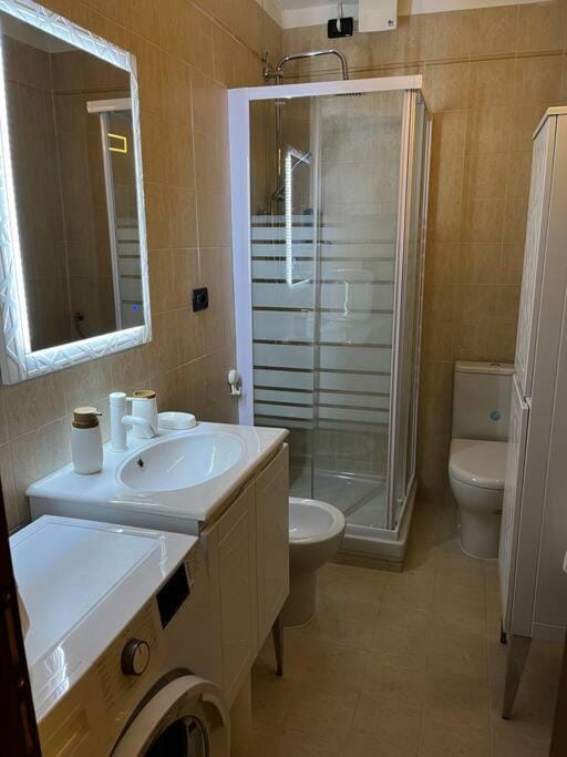 Shower, Toilet, Bathroom, bidet, towels