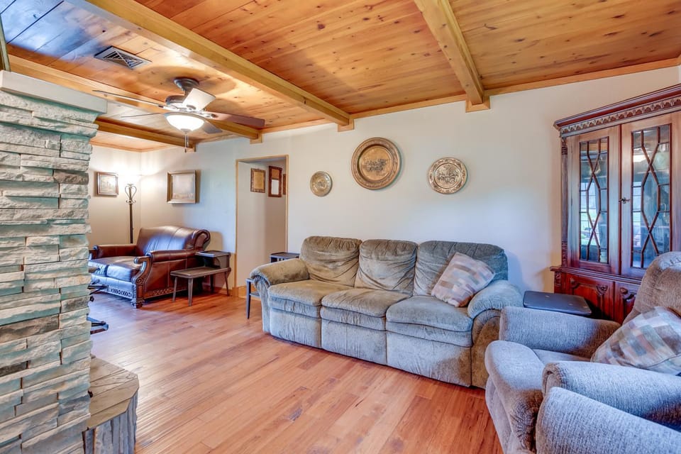 Hill City Haven ~ 23 Mi to Rapid City! House in West Pennington