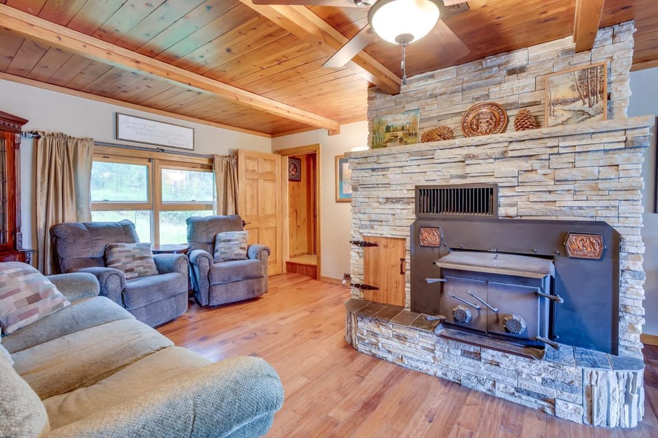 Hill City Haven ~ 23 Mi to Rapid City! House in West Pennington