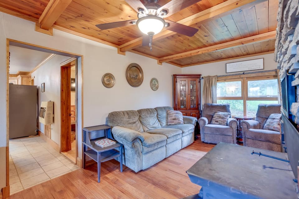 Hill City Haven ~ 23 Mi to Rapid City! House in West Pennington