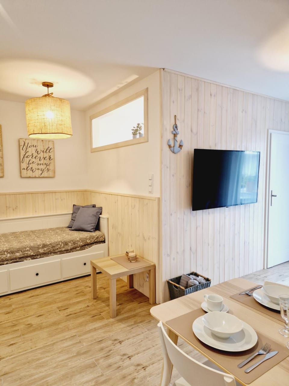 Bed, TV and multimedia, Living room, Photo of the whole room, Seating area, Dining area