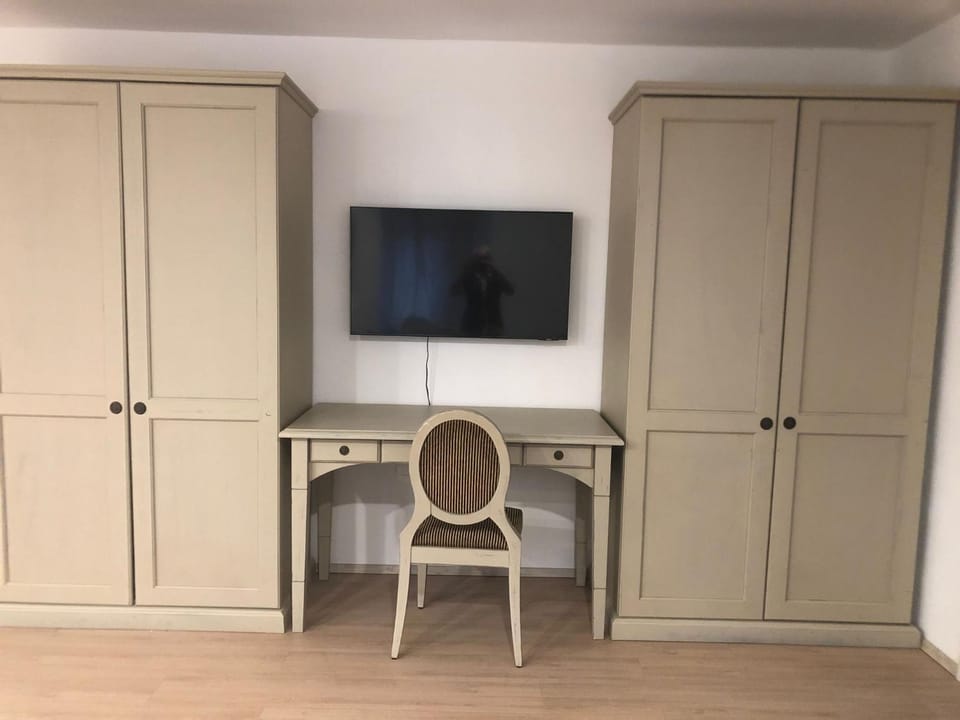 Communal lounge/ TV room, TV and multimedia, Evening entertainment, hair dresser, wardrobe