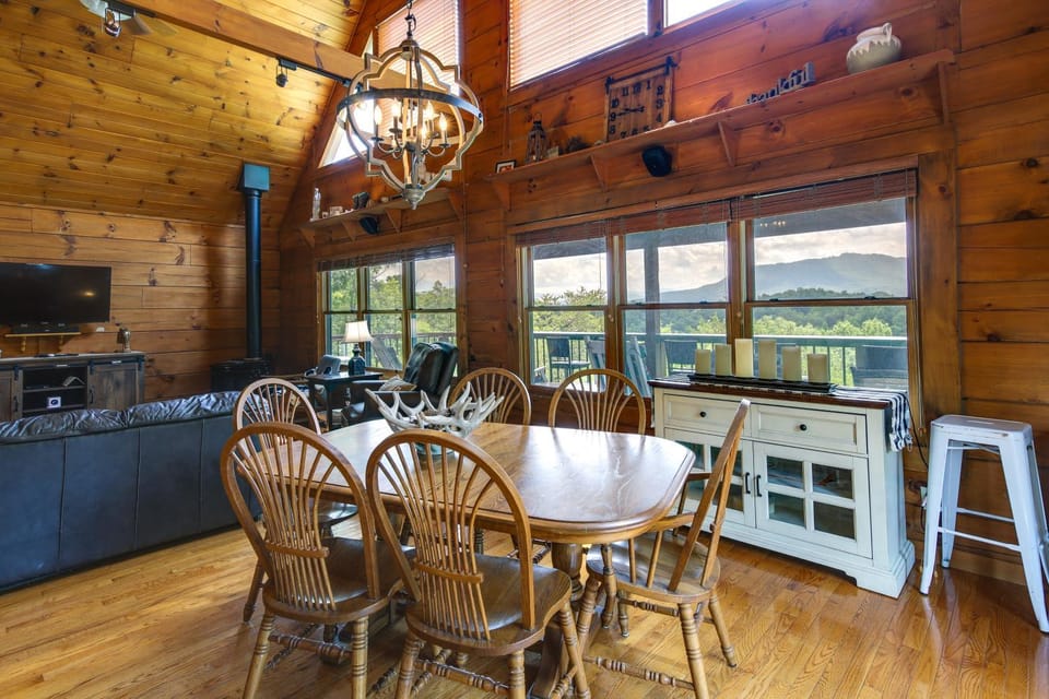 Sevierville Cabin w/ Hot Tub & Mountain-View Deck Cabin in Sevierville