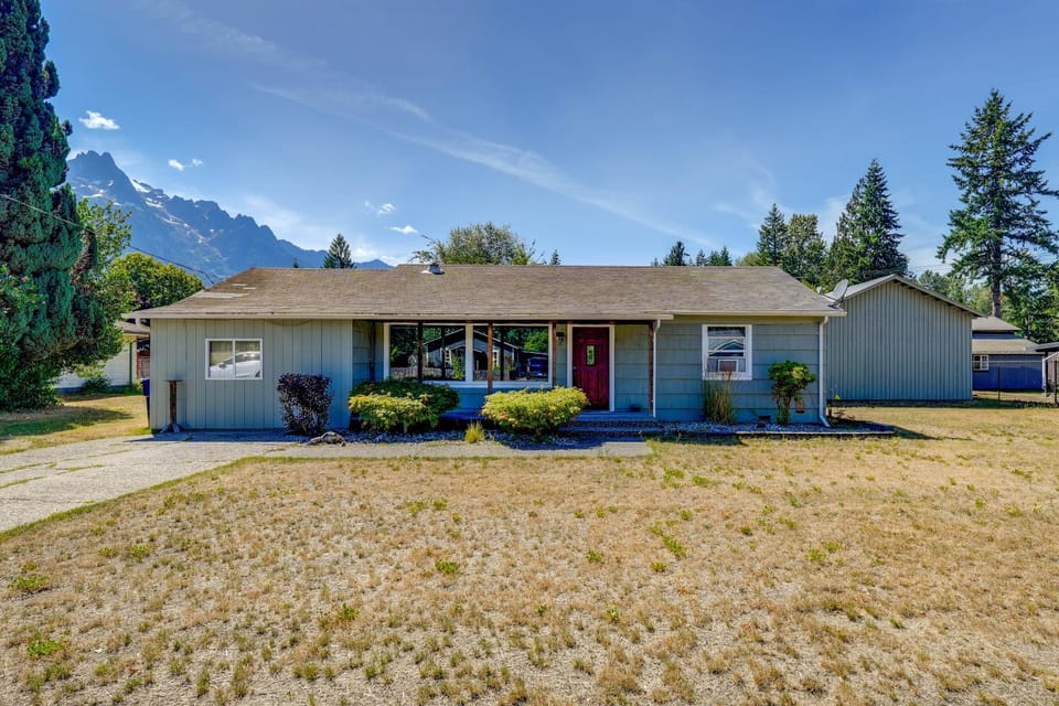 Darrington Rental w/ Private Yard & Mountain Views House in Washington