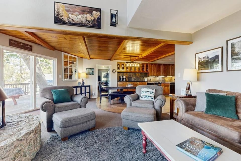 Bass Lake Lodge House in Sierra Nevada