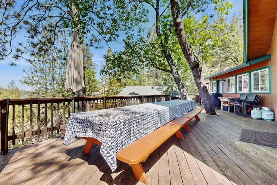 Bass Lake Lodge House in Sierra Nevada