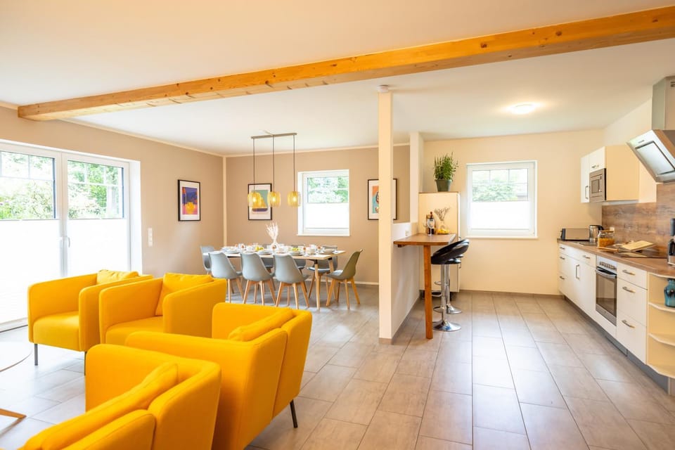 Kitchen or kitchenette, Living room, Dining area, Breakfast