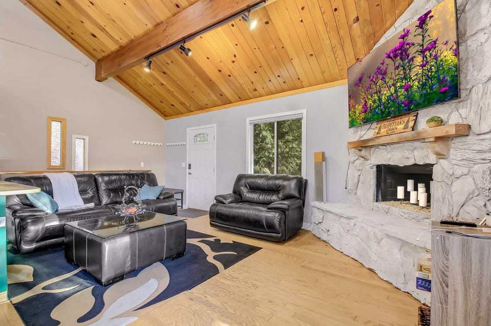 Tree-Lined Lake Arrowhead Cabin about 1 Mi to Village! Cabin in Lake Arrowhead