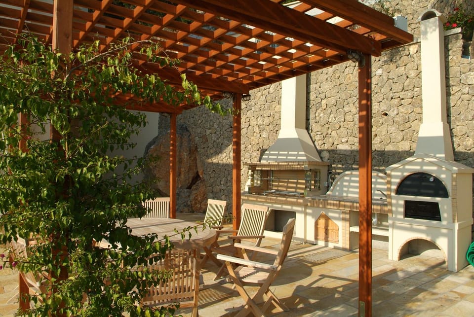 Patio, BBQ facilities, Seating area, Dining area