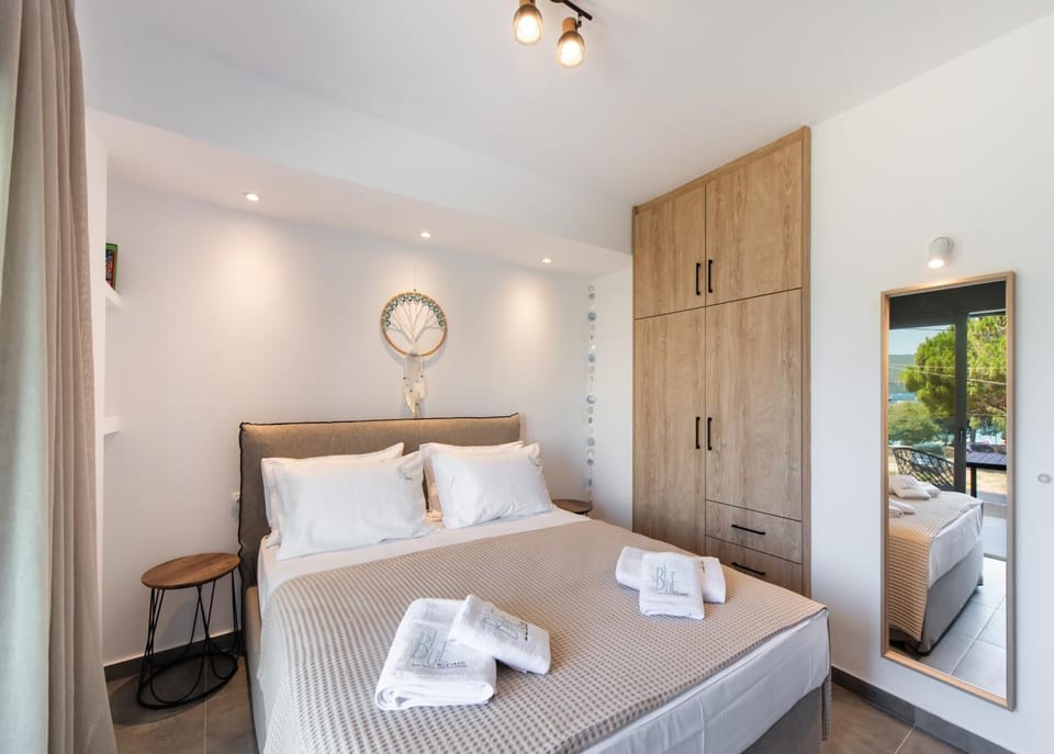 Bed, Photo of the whole room, towels