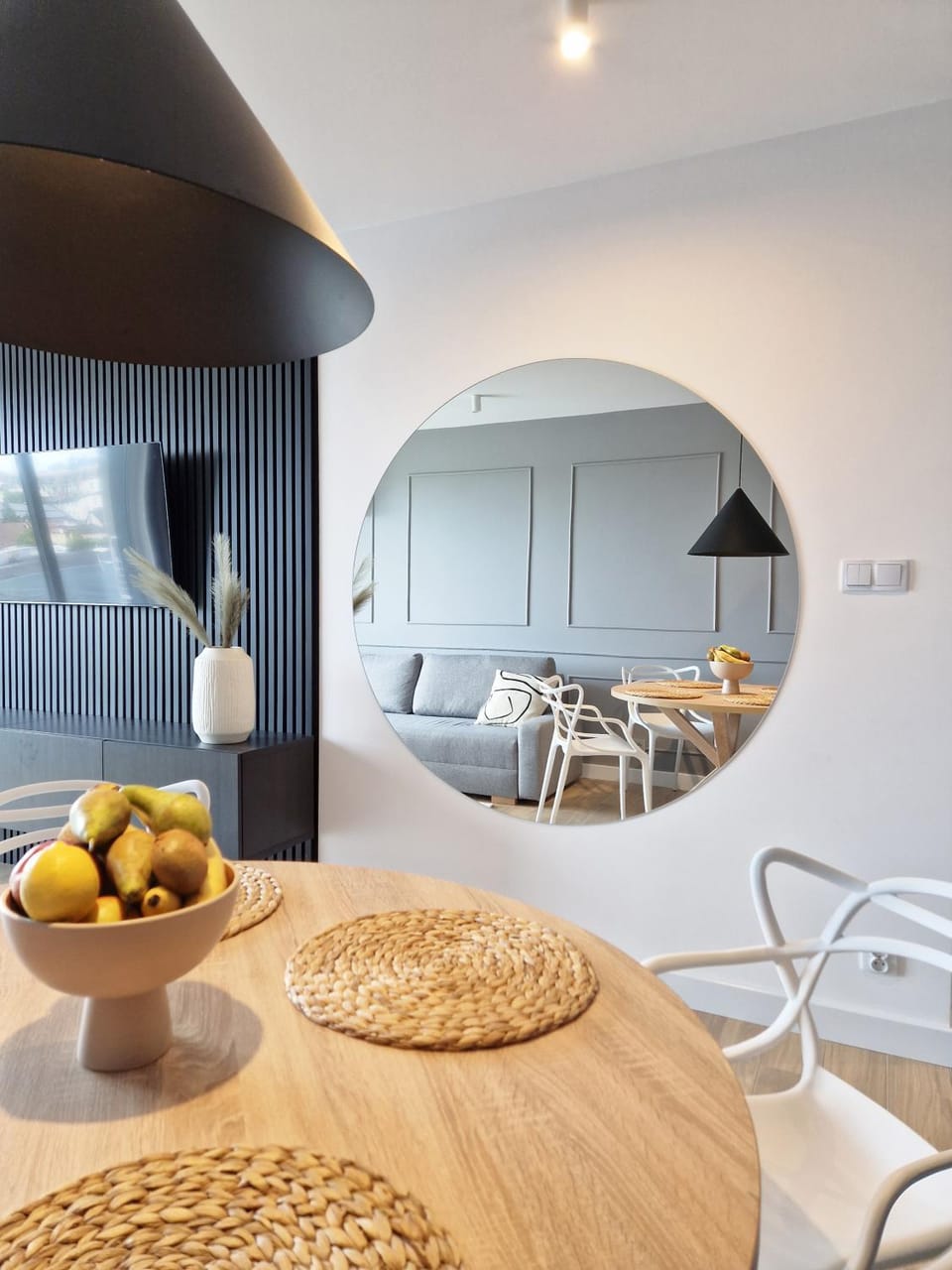 Living room, Food and drinks, Seating area, Dining area