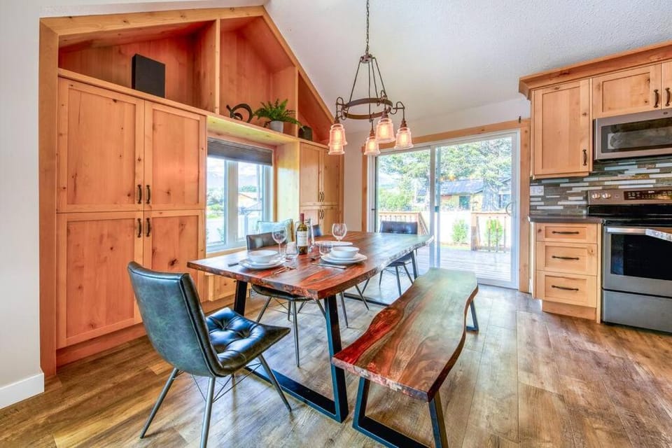Backyard Oasis Hot Tub, BBQ, Outdoor Bar House in Invermere