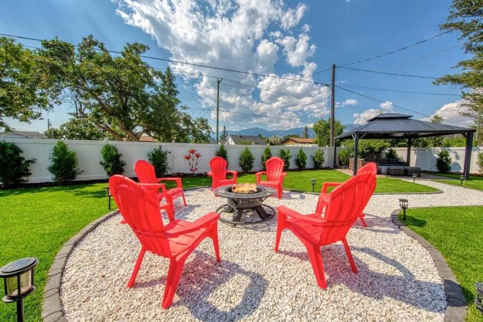 Backyard Oasis Hot Tub, BBQ, Outdoor Bar House in Invermere