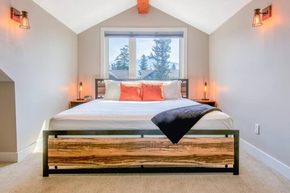 Backyard Oasis Hot Tub, BBQ, Outdoor Bar House in Invermere
