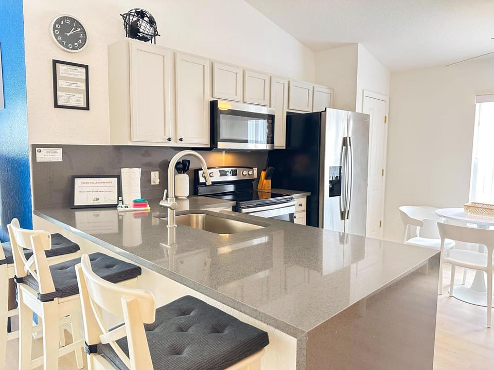 5 beddrooms pool home Gated community Davenport Villa in Loughman
