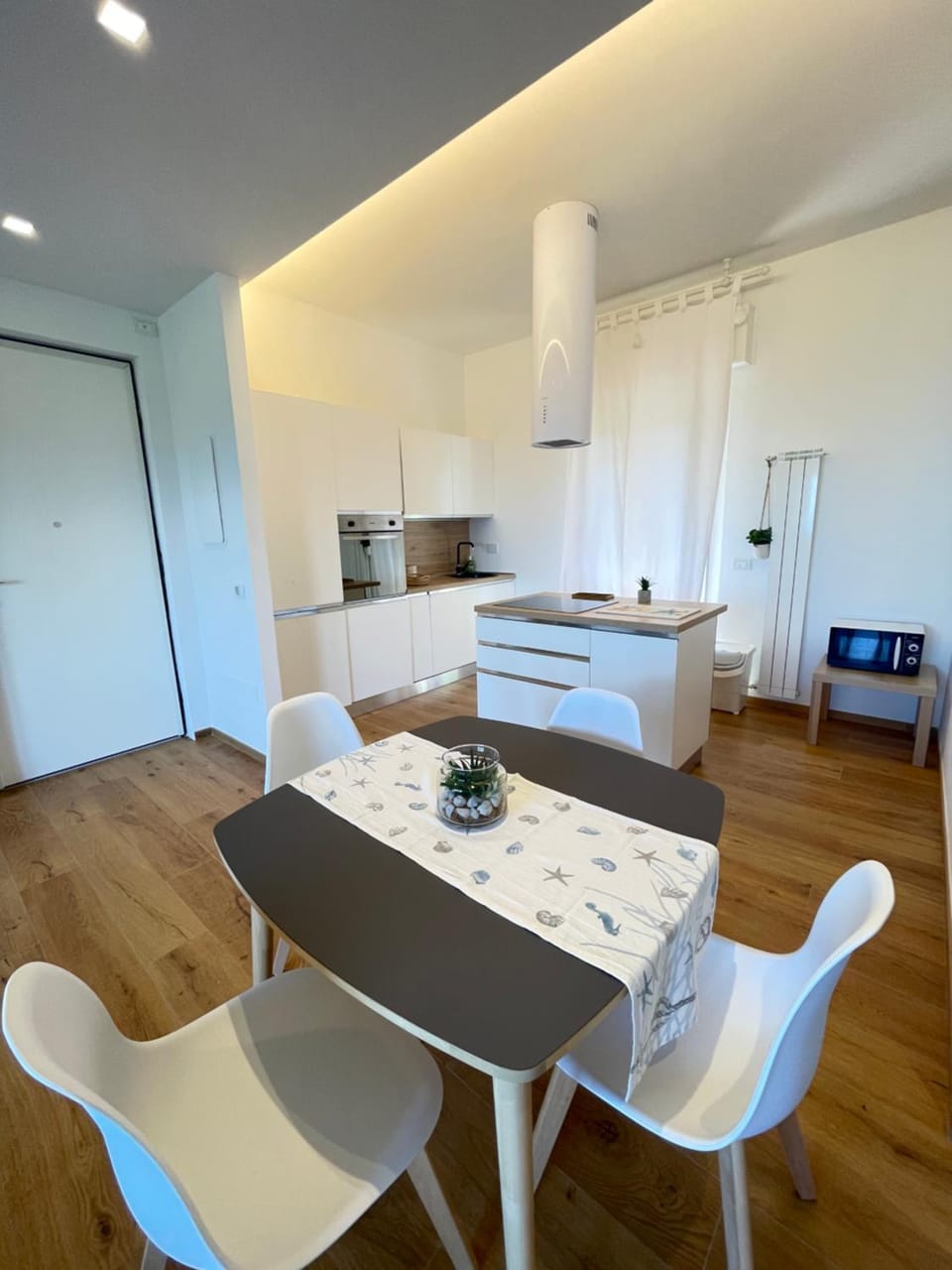 Kitchen or kitchenette, Living room, Seating area, Dining area, stove