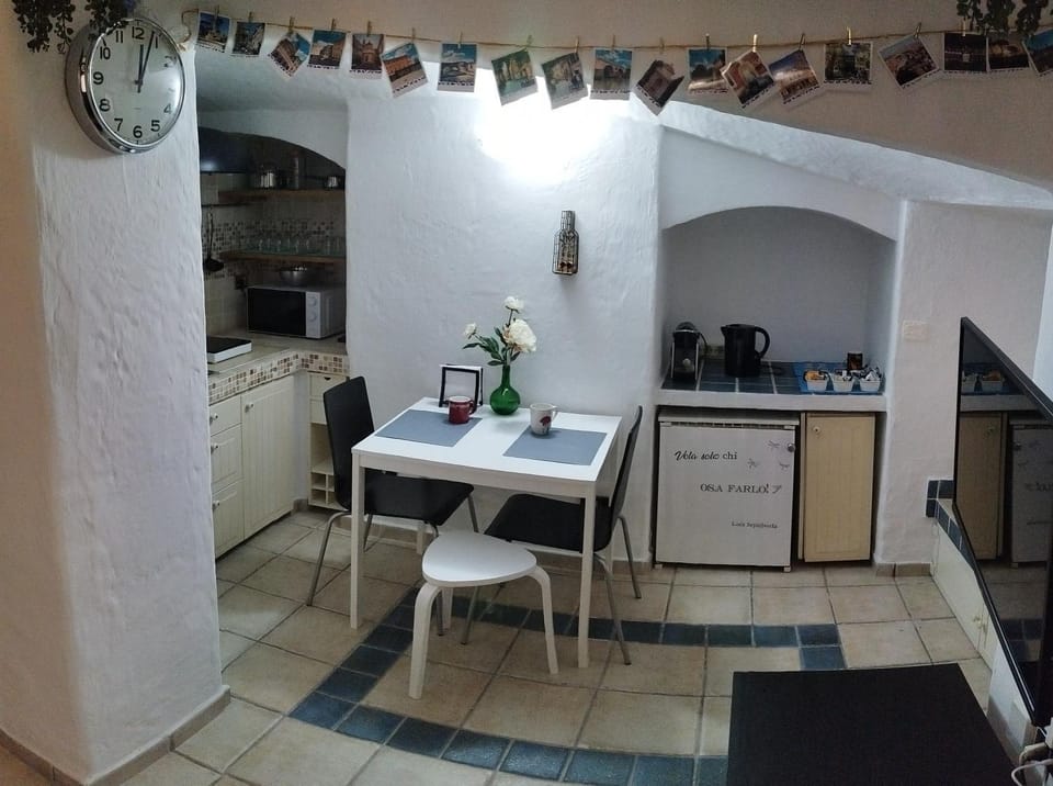 Kitchen or kitchenette, Dining area, minibar