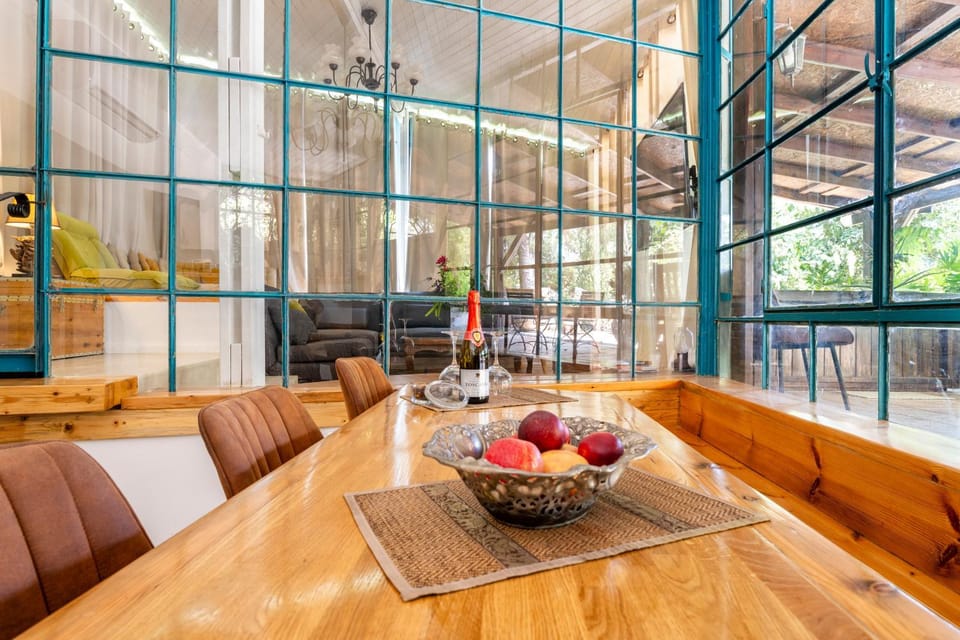 Food and drinks, Seating area, Dining area