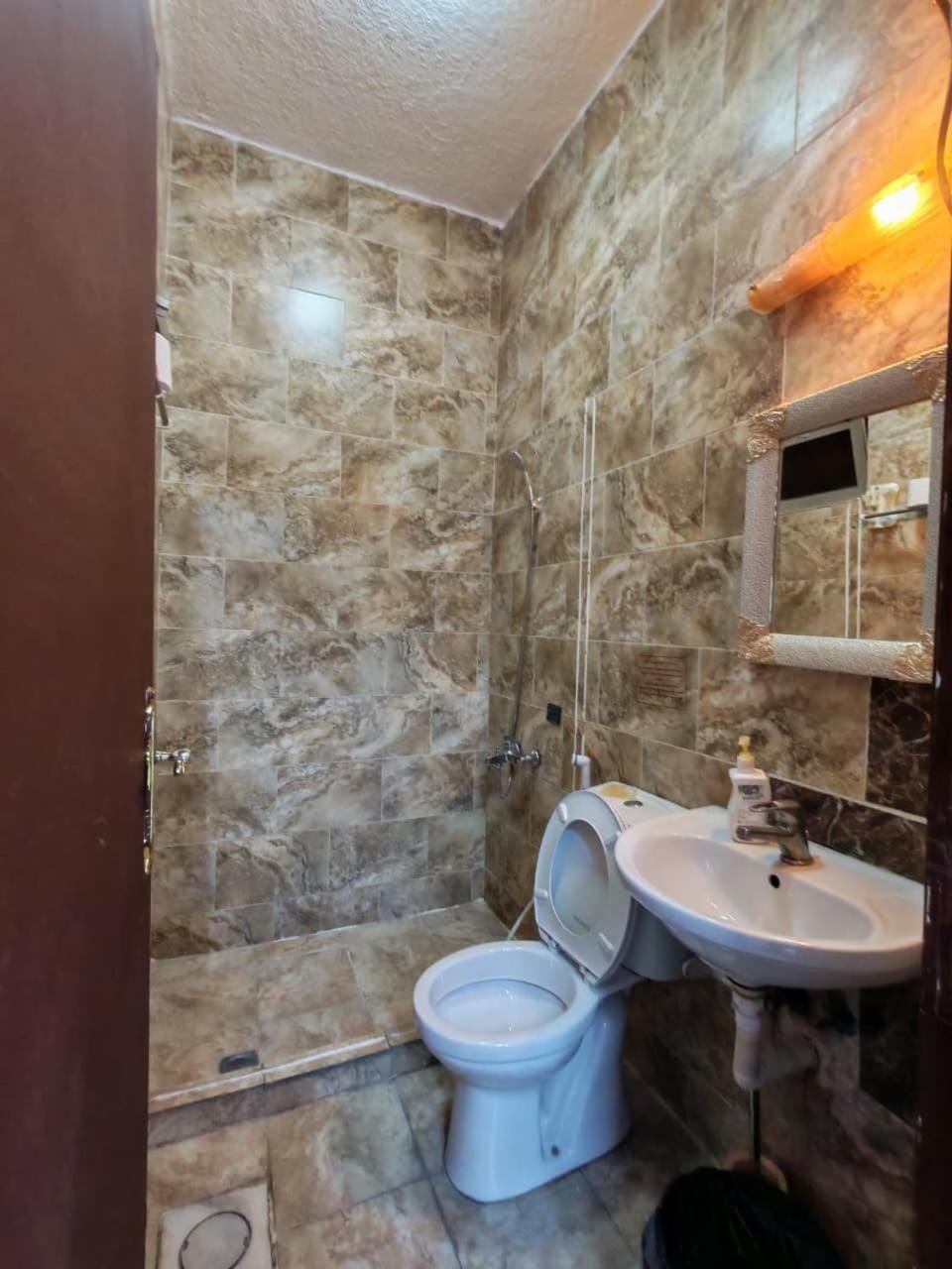 Shower, Toilet, Bathroom, bidet, towels