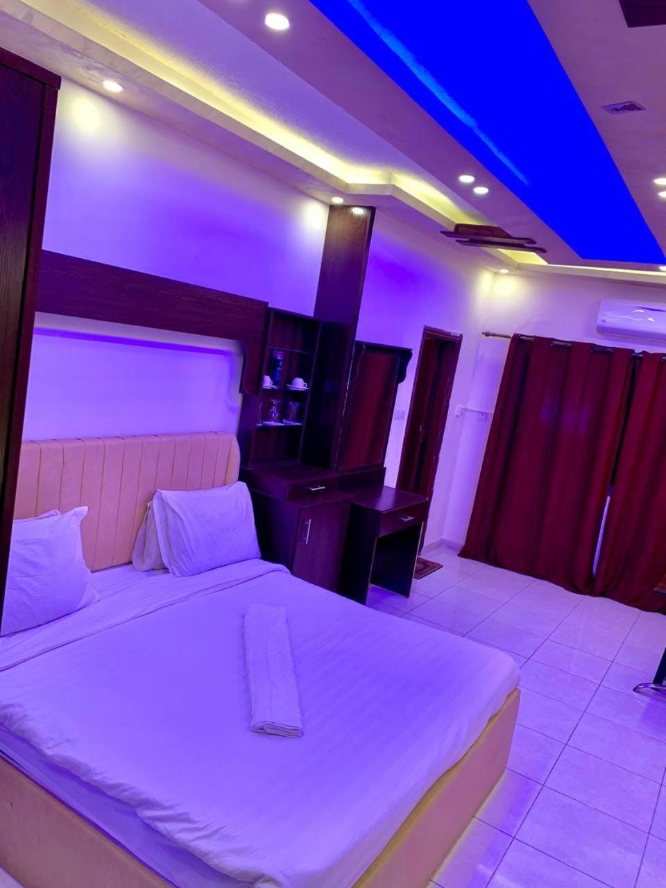 Bed, TV and multimedia, Photo of the whole room, Bedroom