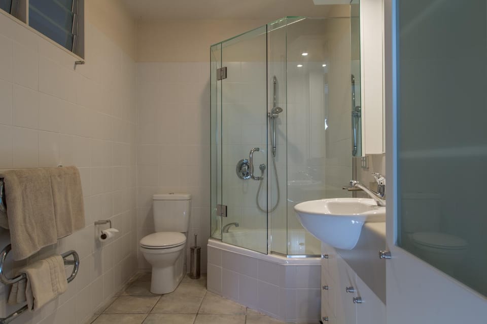 Shower, Toilet, Bathroom, Bath, towels