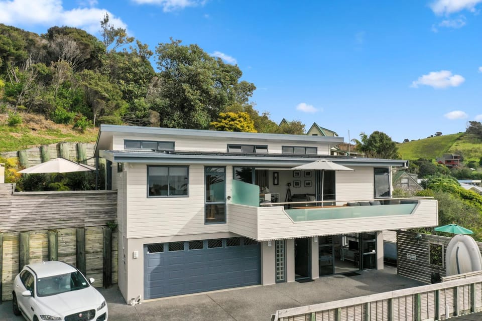 Property building, Day, Natural landscape, Balcony/Terrace, Parking