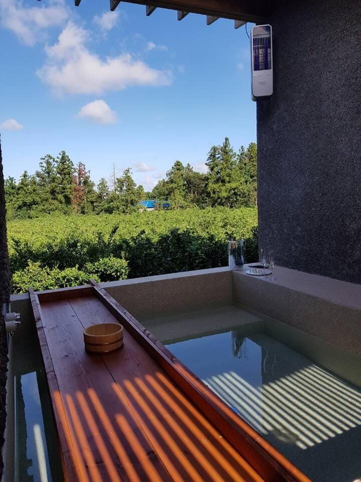 Hot Tub, Hot Tub