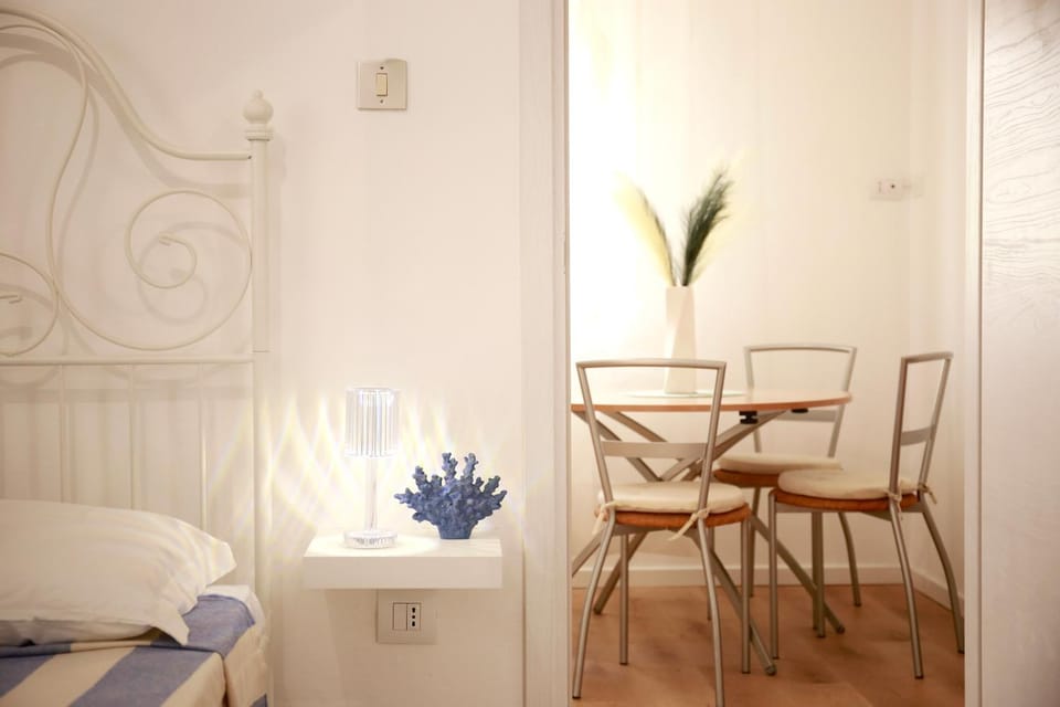 Bed, Bathroom, Photo of the whole room, Dining area, Bedroom