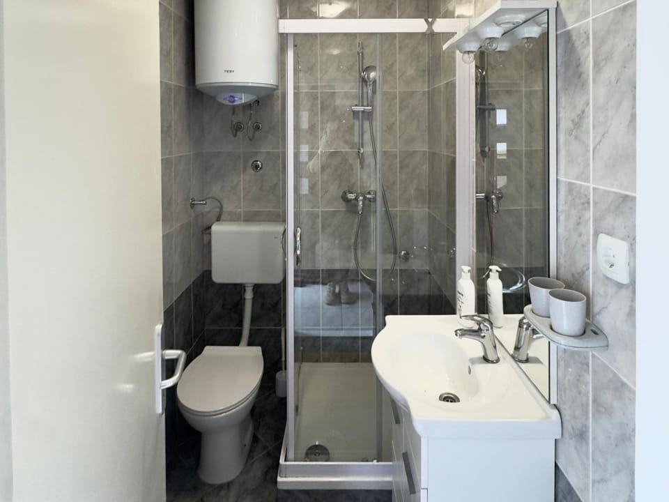 Shower, Toilet, Bathroom, towels