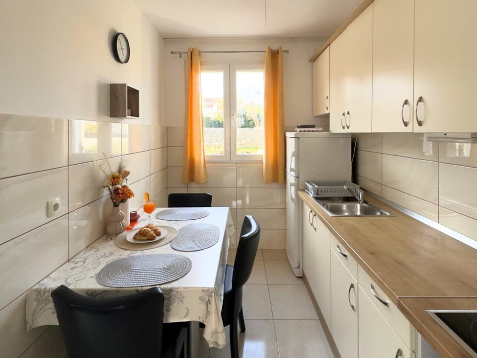 Kitchen or kitchenette, Dining area, dishwasher, stove, toaster