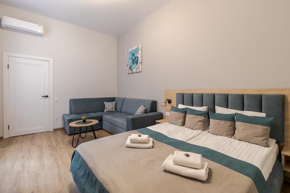 Bed, Living room, Photo of the whole room, Seating area, Bedroom