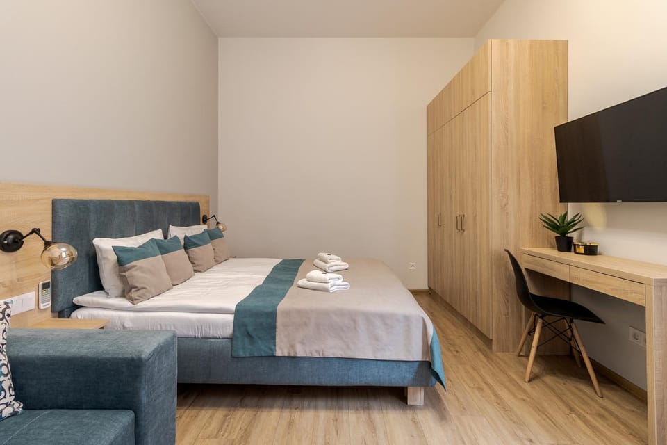 Bed, TV and multimedia, Bedroom