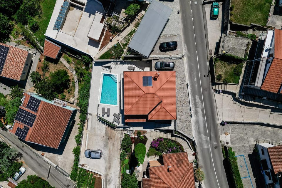 Property building, Neighbourhood, Bird's eye view, Pool view, Swimming pool, Location