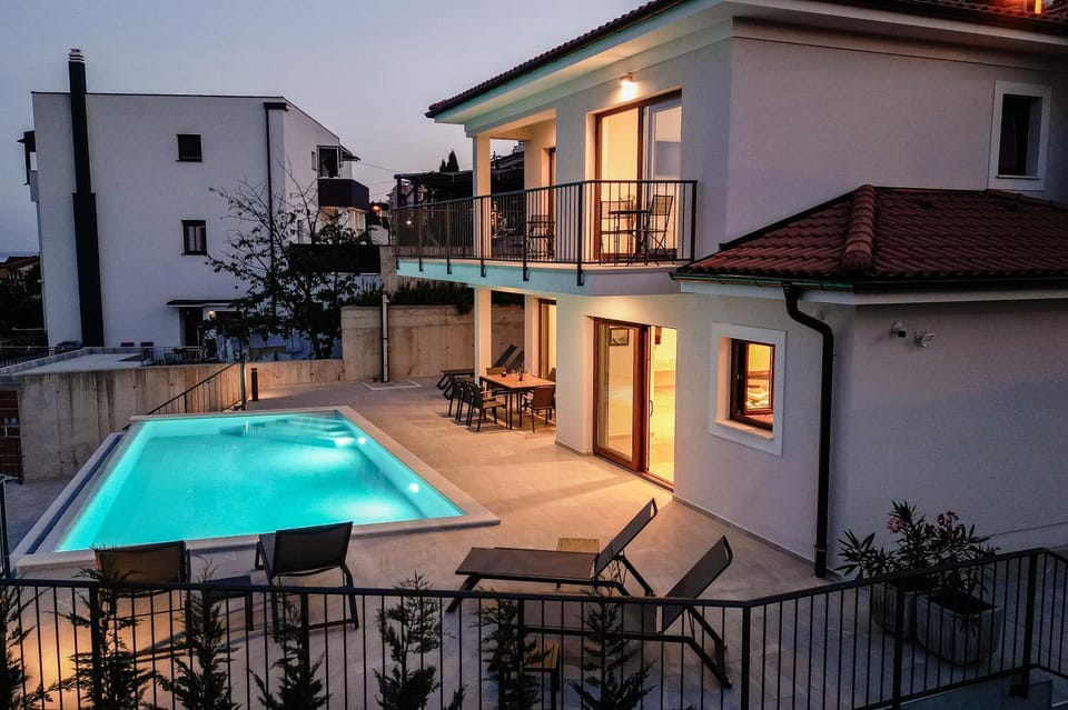 Property building, Balcony/Terrace, Pool view, Swimming pool