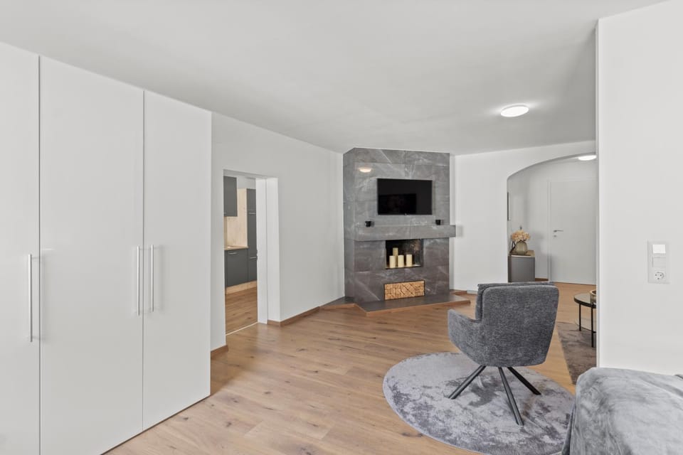 Communal lounge/ TV room, TV and multimedia, Living room, Seating area, Evening entertainment, wardrobe