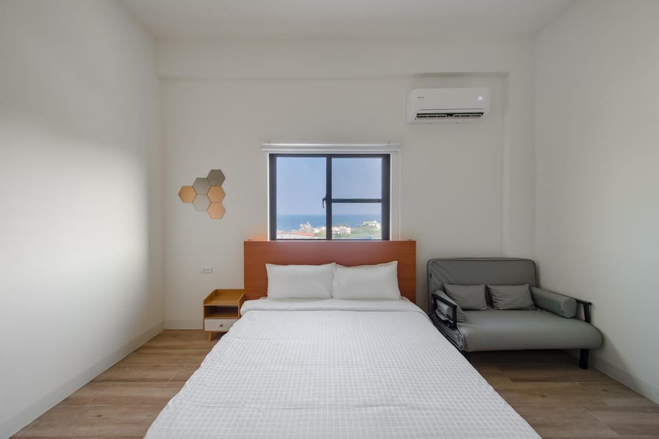 Bed, Living room, Photo of the whole room, Seating area, Bedroom, air conditioner