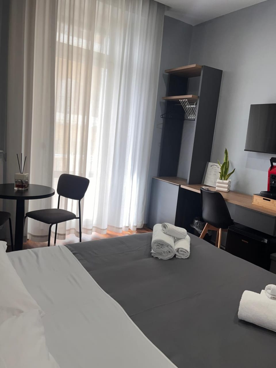 Bed, TV and multimedia, Photo of the whole room, Bedroom, towels