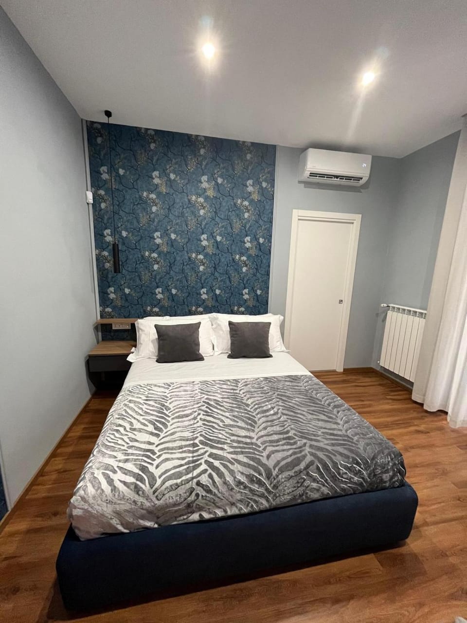 Bed, Photo of the whole room, Bedroom, air conditioner