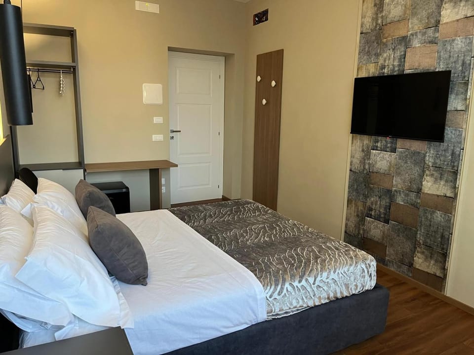 Bed, TV and multimedia, Photo of the whole room, Bedroom