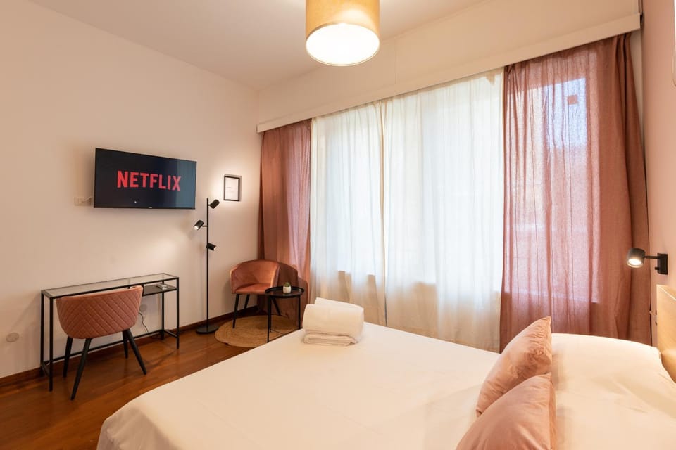 Bed, TV and multimedia, Photo of the whole room, Bedroom, hair dresser