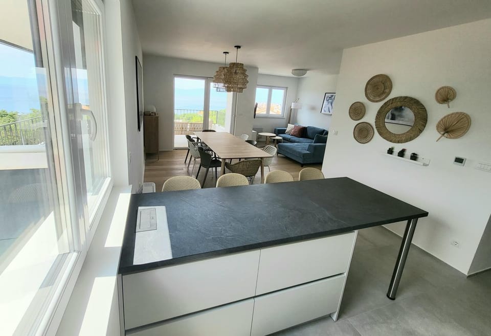 Kitchen or kitchenette, Living room, Seating area, Dining area